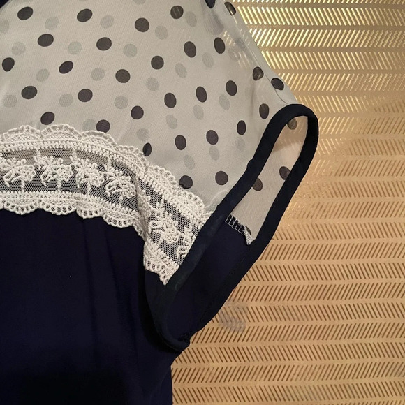 FAITH & JOY~ NAVY POLKA DOT~ BLOUSE~M - Picture 4 of 5